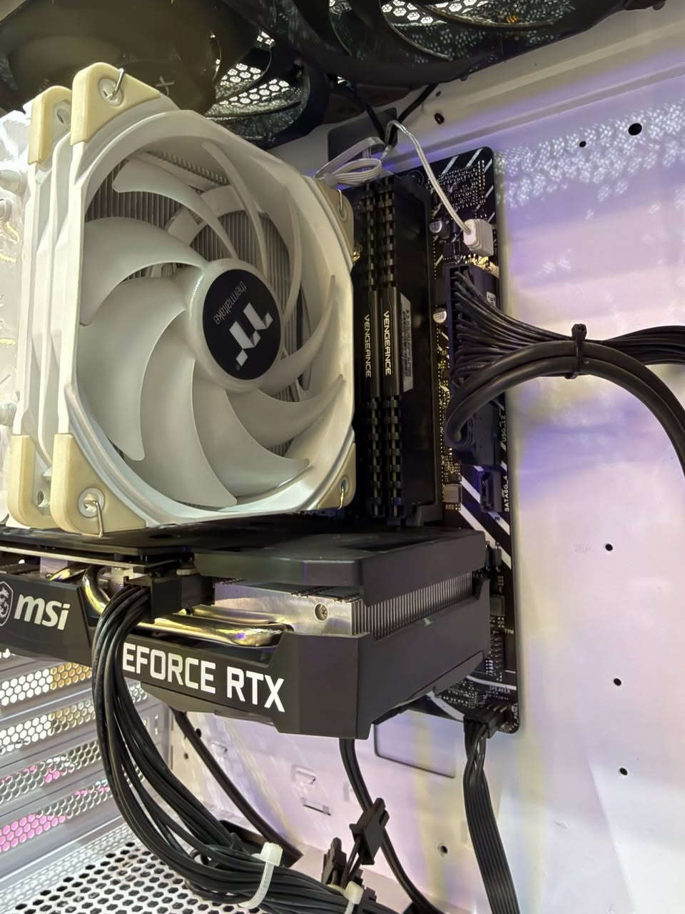 cpu: core i5 12400f cooler : thermaltake ux200
WHITE
GPU: RTX 3050 VENTUS 2X XS ram : corsair d4 3200mhz 2x8gb mobo : asus prime h610m-k storage : ocpc 512gb ssd psu : FSP 550W 51AAC
CASE : XPG VALOR AIR WHITE
M.2 512 gb

للبيع السعر ٧٢٠ الف 
***********
رقم صاحب الحاسبه
