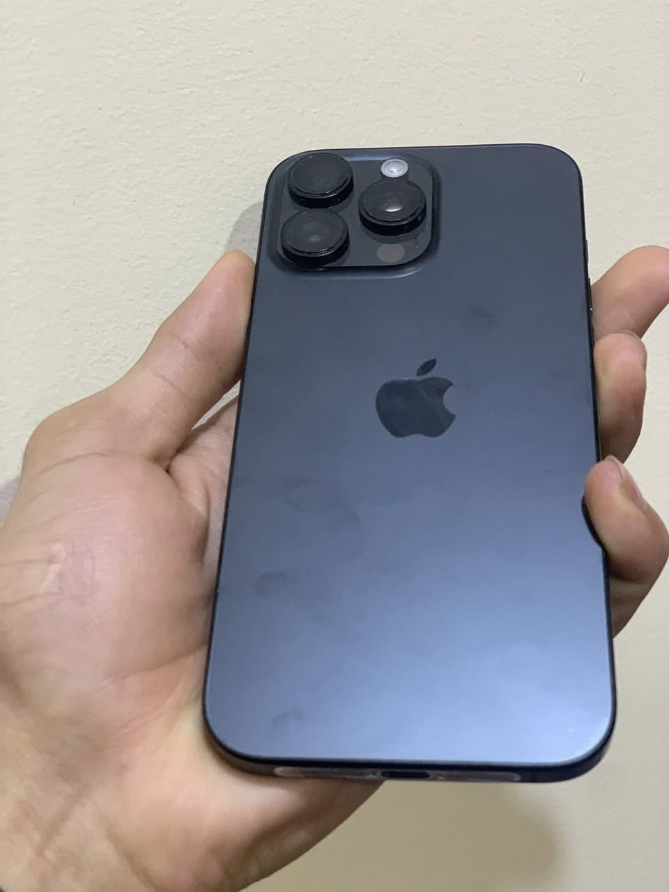 ايفون 16 برو ماكس نضافه 99%بطاريه 93 ذاكر 256 الموبايل شرق اوسط نهايته مليون و250 للتواصل واتساب فقط ***********
