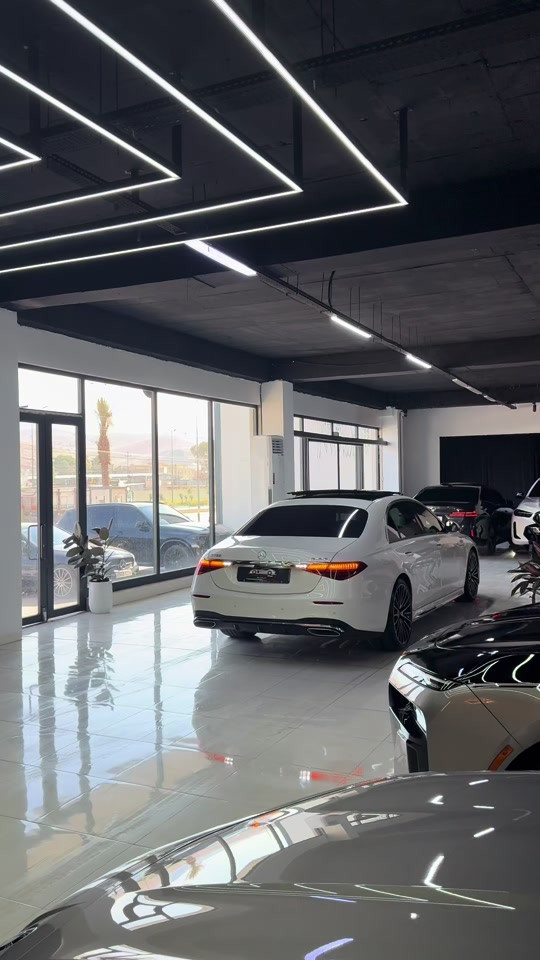 Mercedes-benz Clean title 2023 full option 22,000km White & red 3 screen Made in germany Call for w: ***********
