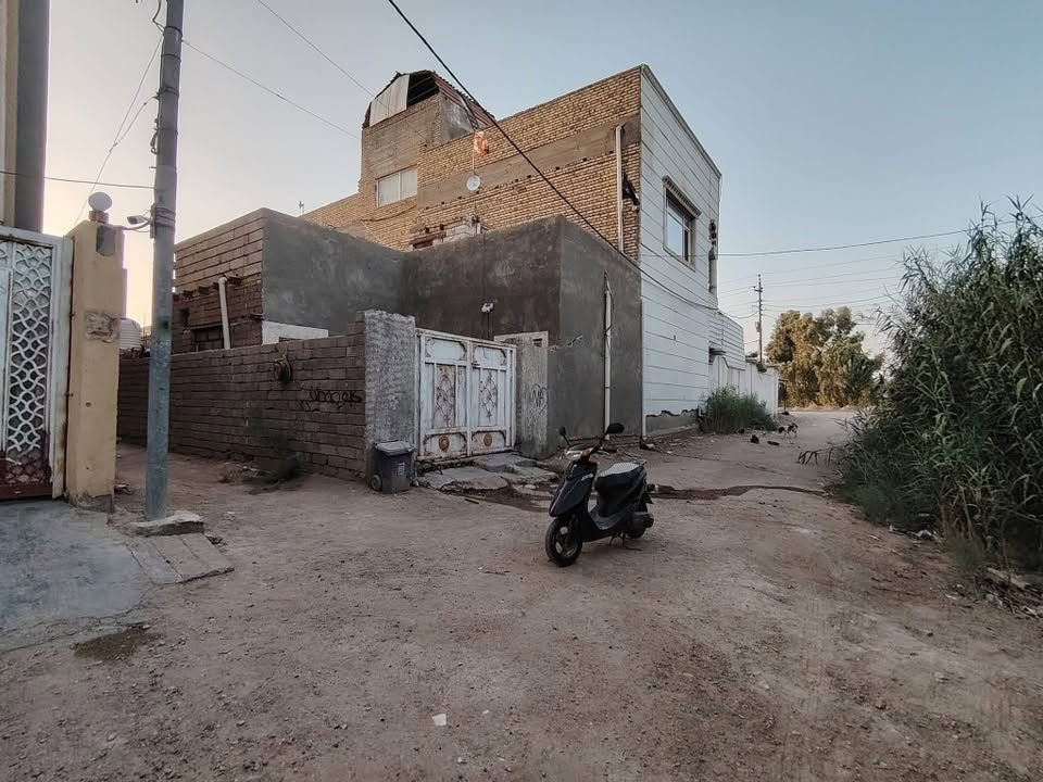 للبيع
ثلاثة بيوت للبيع في موقع ممتاز يصلح للسكن والاستثمار.

📍 العنوان: الفرهة على الشط، قرب مركز شرطة الإسماعيلية، مقابل إسالة الماء، 

📐 التفاصيل:

🔹 البيت الأمامي بمساحة 120 متر.

🔹 يوجد مشتملان، خلف البيت الامامي.

🔹 العقار طابو صرف، وتحويل الملكية يتم ثاني يوم باسم المشتري.

💰 الوارد الشهري من الإيجار: 400 ألف دينار.

 للأستفسار 
 ***********
