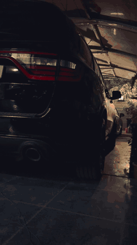 السلام عليكم 
Dodge Durango R/T Plus TOW N’ GO 

فول مواصفات ( فئة خاصة بنسخة ال RT )

الموديل : 2024 

المحرك : 5700 هيمي 

المسافة المقطوعة : 15000 ميل فقط 

وارد امريكي كلين تايتل (كلير بابين عكس السائق )  

المواصفات : 

فتحة سقف ( سلايد ) 

سقف شاموا 

داخل السيارة  كاربون فايبر ( forged carbon ) 

رادار امامي مانع تصادم 

رادار خلفي مانع تصادم 

رادار تحديد المسار + كروز كونترول متكيف مع الشارع 

نقطة عمياء 

بهذه الفئة الراديتر يكون حجمه اكبر من نسخة ال RT العادية يتحمل حرارة و ضغط اكثر 

الدبلات : SRT 

ويل 20 + بريكات بريمبو نفس ال SRT 

فتحات البنيد SRT

حساسات امامية + خلفية 

صندوق كهربائي 

مقاعد جلد + كنتارا + تدفئة + تبريد + خزن 

مقاعد خلفية VIP 

نظام الصوت harmon/kardon 

تحكم وضعيات القيادة eco + sport + track + Tow + snow 

ستيرن هيتر + شفتات ستيرن 

شحن وايرليس 

وايرليس كار پلي + اندرويد اوتو 

السعر : 47500 $

رقم السيارة : اربيل 

العنوان : بغداد 

هاتف : ***********
