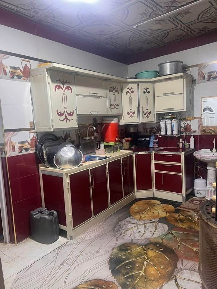 بيت خلفي للبيع ١٠٠ متر على ساحه الشهداء بداية شارع ابو قيصر من جهة السريع اول حديقه استقبال وصاله وغرفتين ومطبخ وصحيات وترك وممر عريض البيت جدا نضيف السعر ٨٠ مليون للاستفسار فقط اتصال بدون تعليقات *********** مكلف بالنشر
