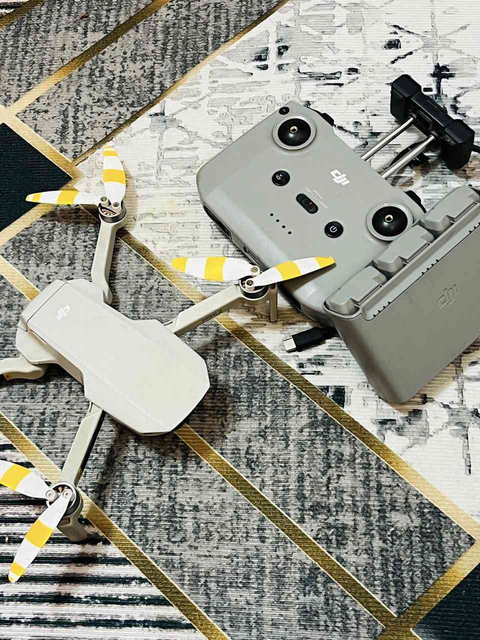 درون مني 2 لدرون نضيفه شغلهه حلو ملحقات كامله بطاريات عدد3 شراي يطب سعرهه 550 وبيه مجال مكاني البصره يوجد توصيل  ***********راسني واتساب وانه خادم
