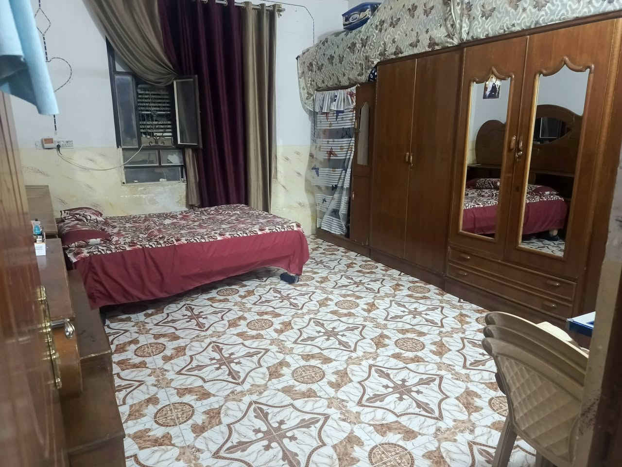 سلام عليكم بيت للبيع لمساحه 200 متر  طابو زراعي سند 25 نادر ثالثه يبعد عن شارع لخدمي 200 متر لبيت بناء حديث عدد لغرف 2 + صاله +استقبال + مطبخ + مجمع صيحات 3   لصطح مطبك فرشي + ستاره كامله لبيت ما عايز شي كامل  عنوان لبيت نادر ثالثه  للاستفسار اكثر تصل علا رقم ***********
