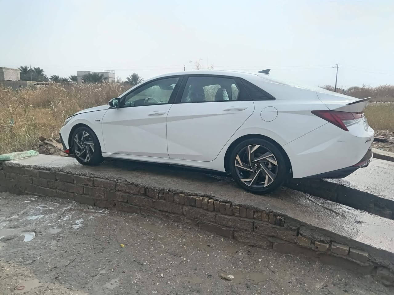 للبيع وراد أمريكي
 معوقين رقم ذي قار 
مكان السيارة ناصريه 
التفاصيل أكثر اتصال 
*********** 

مواصفات النترا ان لاين

￼

￼

￼

+4

هيونداي النترا ان لاين (Elantra N Line) هي نسخة رياضية متوسطة تجمع بين التصميم الجريء والأداء القوي، 

مزودة بمحرك 1.6 لتر تيربو GDI يولد قوة 201 حصان وعزم 265 نيوتن متر، متصل بناقل حركة DCT من 7 سرعات. تتميز بلمسات رياضية خارجية (جنوط 18، مخارج عادم مزدوجة) ومقصورة بمقاعد رياضية جلدية وعجلة قيادة N. 

￼Hyundai UAE +3

أبرز مواصفات النترا N Line (موديلات 2023-2025):

المحرك والأداء:

المحرك: 

￼

 لتر 

￼

 سلندر تيربو 

￼

 (1.6T).

القوة: 201 حصان.

عزم الدوران: 265 نيوتن متر.

ناقل الحركة: أوتوماتيك مزدوج القابض (DCT) بـ 7 سرعات.

نظام الدفع: أمامي (FWD).

التسارع: 7.9 ثانية من 0-100 كم/ساعة.

التصميم الخارجي (N Line):

جنوط رياضية مقاس 18 بوصة بتصميم N.

شبك أمامي رياضي مع شعار N Line.

مخارج عادم مزدوجة بلمسة رياضية.

مرايا جانبية سوداء لامعة.

جناح خلفي (Spoiler) مدمج.

التجهيزات الداخلية والتقنية:

مقاعد رياضية حصرية من جلد و"كانتارا" مع خياطة حمراء.

عجلة قيادة رياضية N مع ناقل حركة ممتد (Paddle Shifters).

شاشة عدادات رقمية (LCD) بالكامل مع شاشة ترفيه كبيرة (10.3 بوصة تقريباً) تدعم Apple CarPlay و Android Auto.

إضاءة محيطية (64 لون).

شحن لاسلكي ومفتاح ذكي.

الأمان والسلامة:

وسائد هوائية أمامية وجانبية.

نظام الثبات الإلكتروني (ESC) وتوزيع الفرامل (EBD).

أنظمة متقدمة مثل تحذير مغادرة المسار، الكشف عن النقطة العمياء، والتصادم الأمامي. .
مواصفات النترا ان لاين

￼

￼

￼

+4

هيونداي النترا ان لاين (Elantra N Line) هي نسخة رياضية متوسطة تجمع بين التصميم الجريء والأداء القوي، 

مزودة بمحرك 1.6 لتر تيربو GDI يولد قوة 201 حصان وعزم 265 نيوتن متر، متصل بناقل حركة DCT من 7 سرعات. تتميز بلمسات رياضية خارجية (جنوط 18، مخارج عادم مزدوجة) ومقصورة بمقاعد رياضية جلدية وعجلة قيادة N. 

￼Hyundai UAE +3

أبرز مواصفات النترا N Line (موديلات 2023-2025):

المحرك والأداء:

المحرك: 

￼

 لتر 

￼

 سلندر تيربو 

￼

 (1.6T).

القوة: 201 حصان.

عزم الدوران: 265 نيوتن متر.

ناقل الحركة: أوتوماتيك مزدوج القابض (DCT) بـ 7 سرعات.

نظام الدفع: أمامي (FWD).

التسارع: 7.9 ثانية من 0-100 كم/ساعة.

التصميم الخارجي (N Line):

جنوط رياضية مقاس 18 بوصة بتصميم N.

شبك أمامي رياضي مع شعار N Line.

مخارج عادم مزدوجة بلمسة رياضية.

مرايا جانبية سوداء لامعة.

جناح خلفي (Spoiler) مدمج.

التجهيزات الداخلية والتقنية:

مقاعد رياضية حصرية من جلد و"كانتارا" مع خياطة حمراء.

عجلة قيادة رياضية N مع ناقل حركة ممتد (Paddle Shifters).

شاشة عدادات رقمية (LCD) بالكامل مع شاشة ترفيه كبيرة (10.3 بوصة تقريباً) تدعم Apple CarPlay و Android Auto.

إضاءة محيطية (64 لون).

شحن لاسلكي ومفتاح ذكي.

الأمان والسلامة:

وسائد هوائية أمامية وجانبية.

نظام الثبات الإلكتروني (ESC) وتوزيع الفرامل (EBD).
