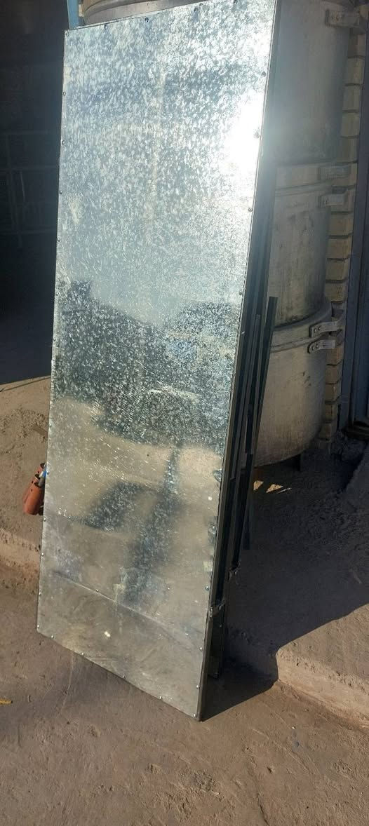 ميز حديد تزكام عراقي درجه اولى متوفر جمله مفرد العرض متر 180سم  عرض 60 سم.   السعر 45 العنوان بغداد الاستفسار ***********
