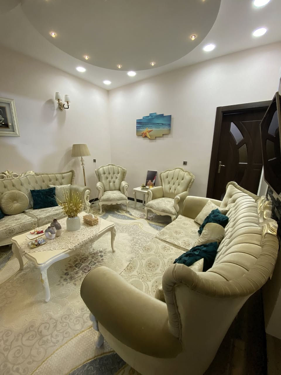 🏠دار طابو ملك صرف
 موقع مميز للبيع
____________
المساحه:-190م
الواجهة :-9.5م
____________
📍الموقع :-طريق بغداد
خلف حلويات شكرجي
———————-
بناء 2019
____________
💸السعر :علق تم يوصل السعر
____________
يحتوي الطابق الاول على:-
كراج +استقبال +صحيات 
مطبخ مطبخ حار +هول +غرفه نوم
____________
يحتوي الطابق الثاني على:-
4غرف نوم +هول +صحيات
____________
للاستفسار اكثر الاتصال
***********📱
____________
نستقبل جميع العروض 
🏠السكنيه  🏛️التجاريه
