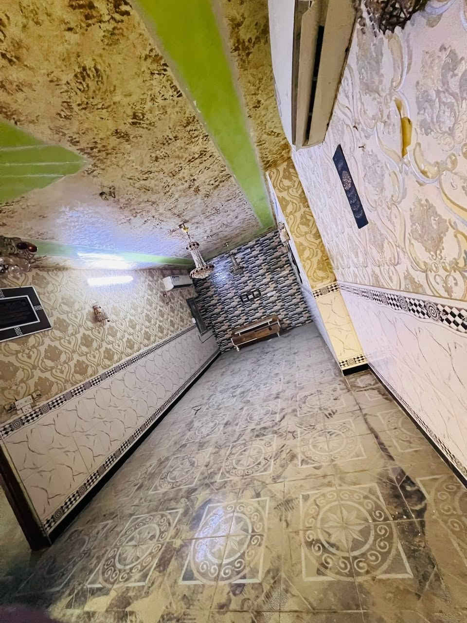 🔸 دار #للايجار ✅
100متر بناء سنة 2017 نضيف مرتب 🔑كامل مكمل

🔸الطابق الارضي1️⃣: كراج كبير ومدخلين وصحيات خارجيه واستقبال ومطبخ وصحيات وغرفه كبيره نوم جوه
الطابق الثاني  2️⃣: غرفتين نوم وبلكونه وصحيات

🔸موقع ممتاز📍الشعب مقابيل مطعم حجي عادل 
 
🔸السعر الايجار : نهايته 600الف قفل رجاءا بلا احراج

🔸مع الدار #محتويات تبقى بالدار للستخدام والستفاده منهن سبالت تدفئه وتبريد بالصاله عدد2 والغرف كذالك +ماطور ماء +سخان + تانكي + واير سحب وجوزه كاملات مع واير انترنيت +محتويات وكهربائيات الدار 
#ملاحضه مهمه الدار يقع مقابيله مولده مباشراً الرجاء تاكد من قراء المنشور قبل لايتصل ويتعنه ويجي كافا التفاصيل مذكوره واضحه مع الصور تحياتي للجميع

معروض بمكتب ابو علي الدراجي للعقار 🏛️
الشعب-نهايت شارع الصحه-مقابيل كرزات ركن الصحه 
*********** 📞
*********** 📞 
 *********** 📞
