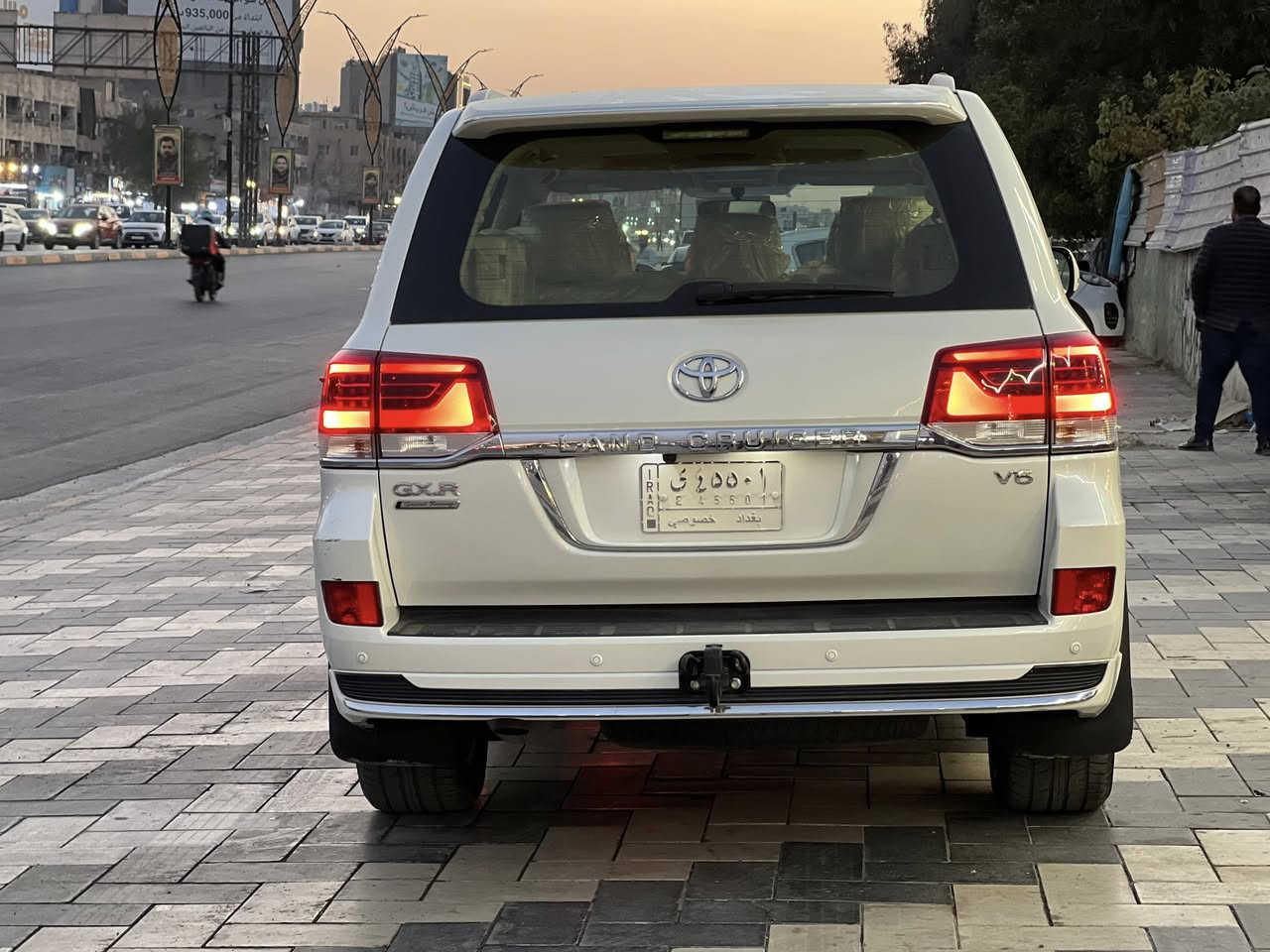 السلام عليكم
لاندكروز ٢٠٢٠ بريم V6
رقم بغداد 
السياره ماشيه ٥٧ الف كيلو 
السياره بيها باب الخلفي دبل كود يعني من الشركه صبغ يكون ثخين وبيها بارد بالجاملغ الامامي اربع اصابع 
مكان السياره بغداد زيونه 
للاستفسار ***********
