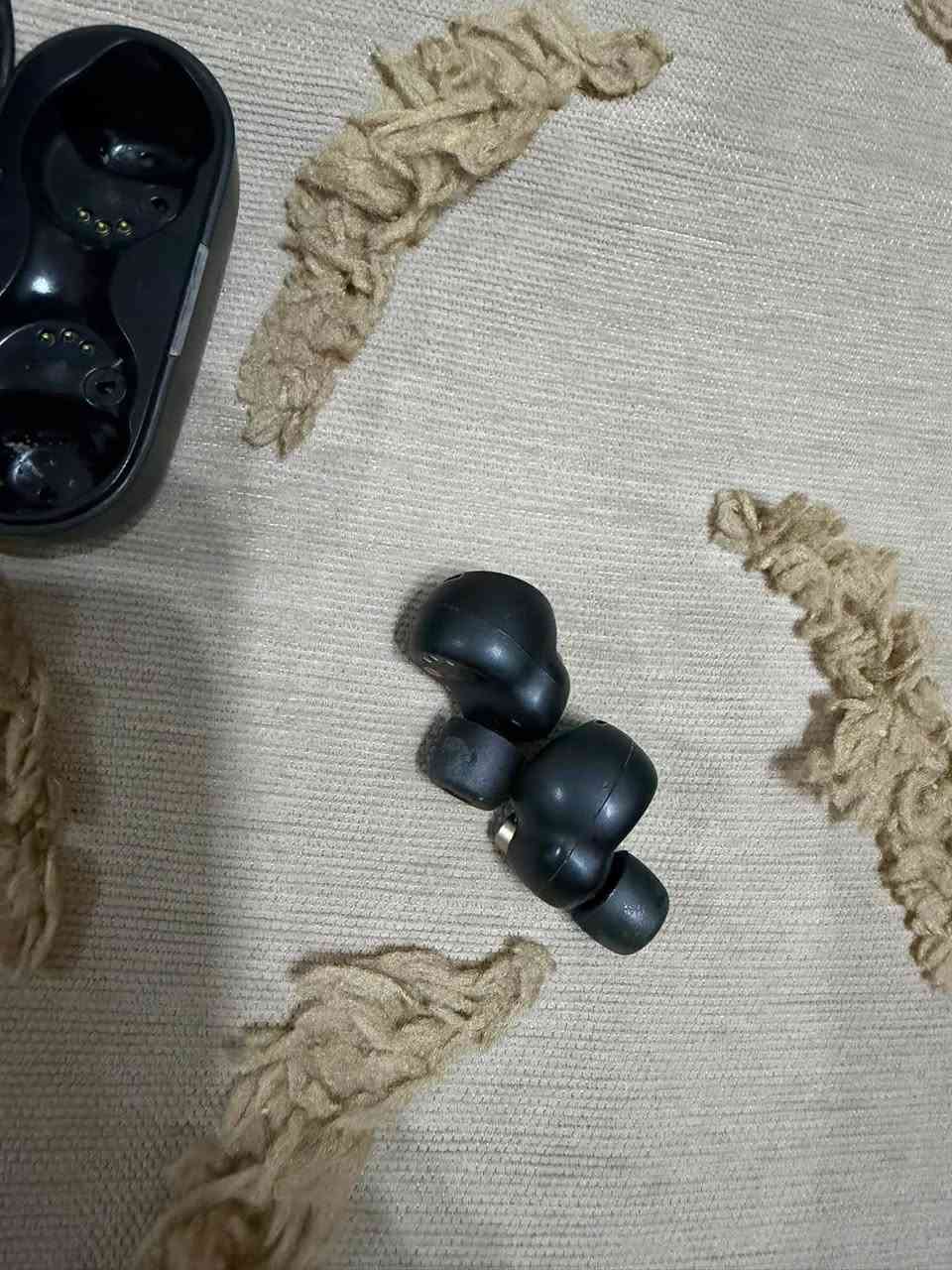 السلام عليكم،
الموديل هو Sony WF-1000XM4. غنية عن التعريف، عزل الضوضاء فيها خيالي، والصوت أنقى ما يكون، بصراحة سماعة توب.
السماعات مستعملة بس نظيفة جداً وشغالة 100% بدون أي مشاكل. حافظ عليها حيل، والبطارية لسه قوية وتطول. الحالة الخارجية ممتازة (شوفوا الصور المرفقة، ترى الصور حقيقية للسماعة نفسها مو من النت)، اكو بس خدوش بسيطة على علبة الشحن، بس السماعات نفسها نظيفة.


**إذا كنت صاحب هذا الإعلان وتريد حذفه لأي سبب، رجاءا أرسل رسالة إلى الدعم الفني**