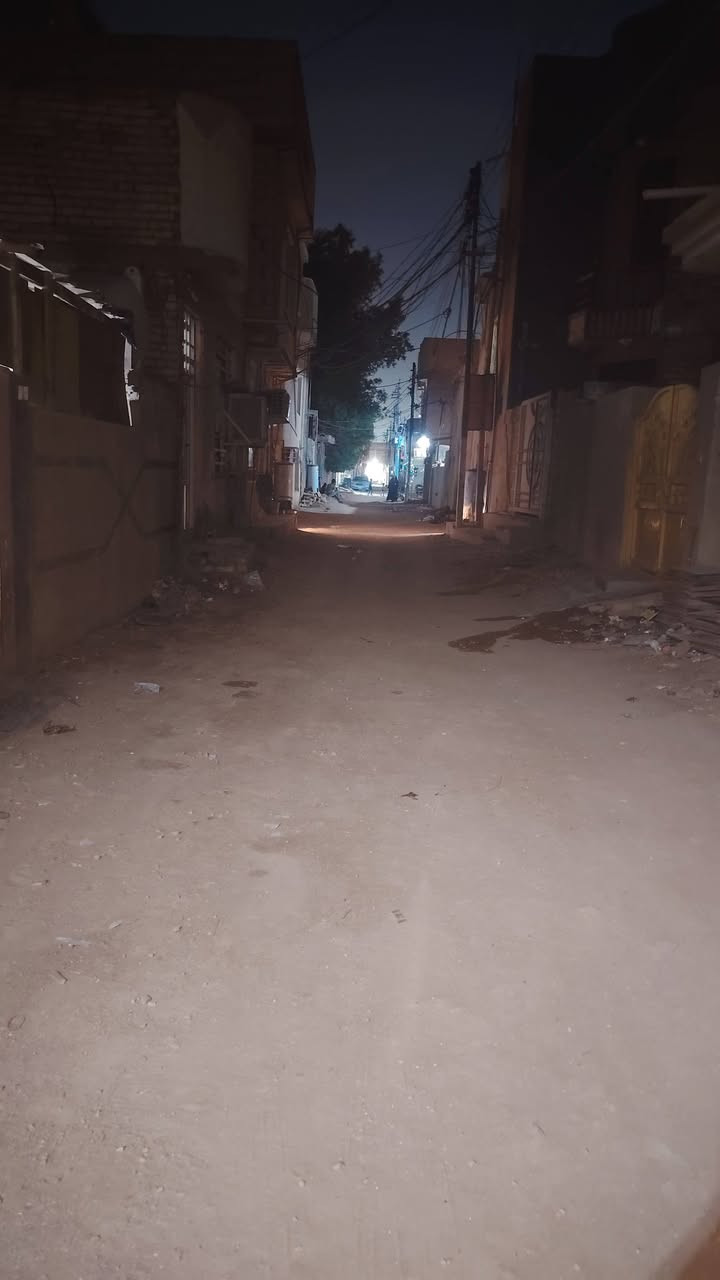 السلام عليكم ورحمة الله وبركاته
بيت 50 متر طابق ونص بناء بلوك العتبة نضيف كلش يحوي غرفتين نوم  بناء 2024 يصلح حسينية
يبعد عن الإمام كيلو 
عنوان  الجاير داخل فرع صيدلية صافي صفا 
وتساب ***********
