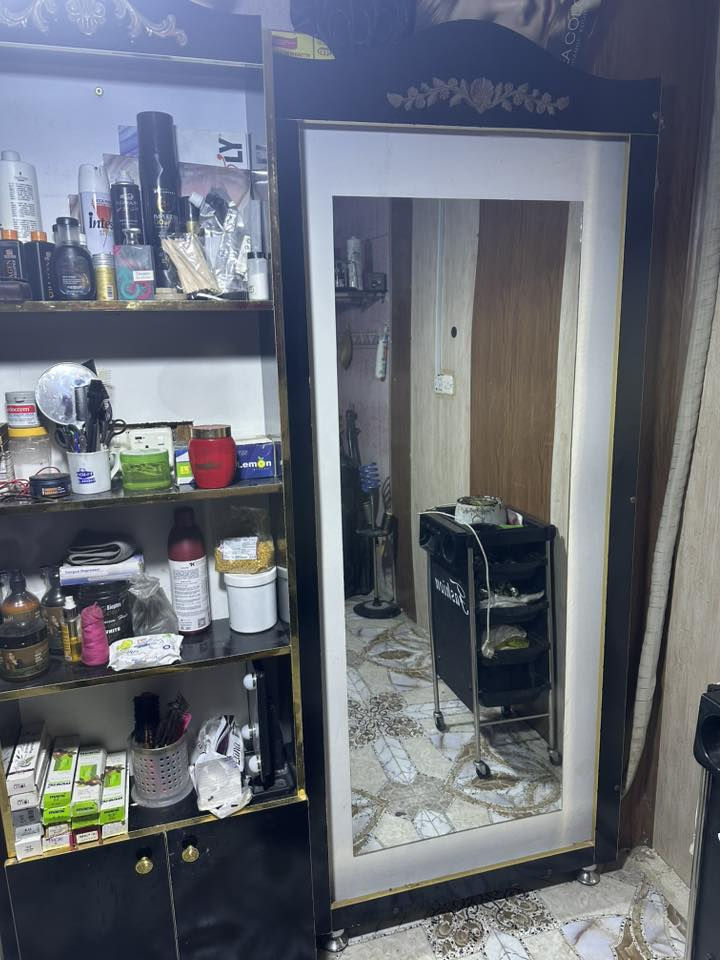 السلام عليكم. غراض صالون حلاقه مثل ماموضح بالصوره نضيفات بس متروكات قبل مده    العنوان البصره / الابله 
***********
