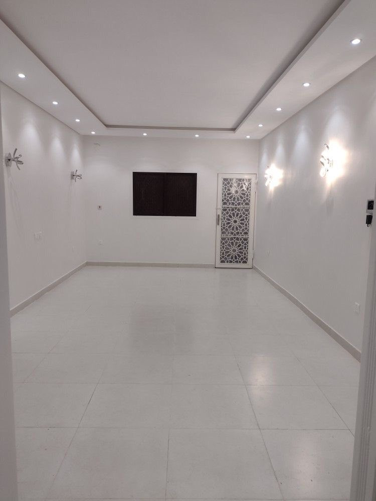 ديكورات خارجيه وداخليه 
جبس بورد.بديل خشب .بديل رخام 
.بديل شيبورد 
صبغ داخلي وخارجي وبأنسب الاسعار 
صبغ شبابيك وبيبان 
للاستفسار عن اي موضوع 
***********
