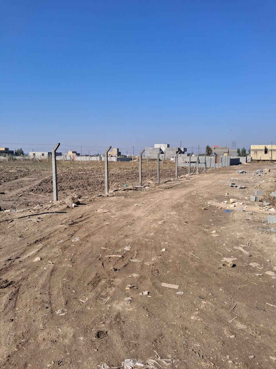 توجد قطعه ارض مساحه للبيع 500 متر في حي الجامعه طابو زراعي سند 25 مداور باسم المشتري كهرباء ماء شوارع 10 متر لاستفسار  اتصل على الرقم ***********
