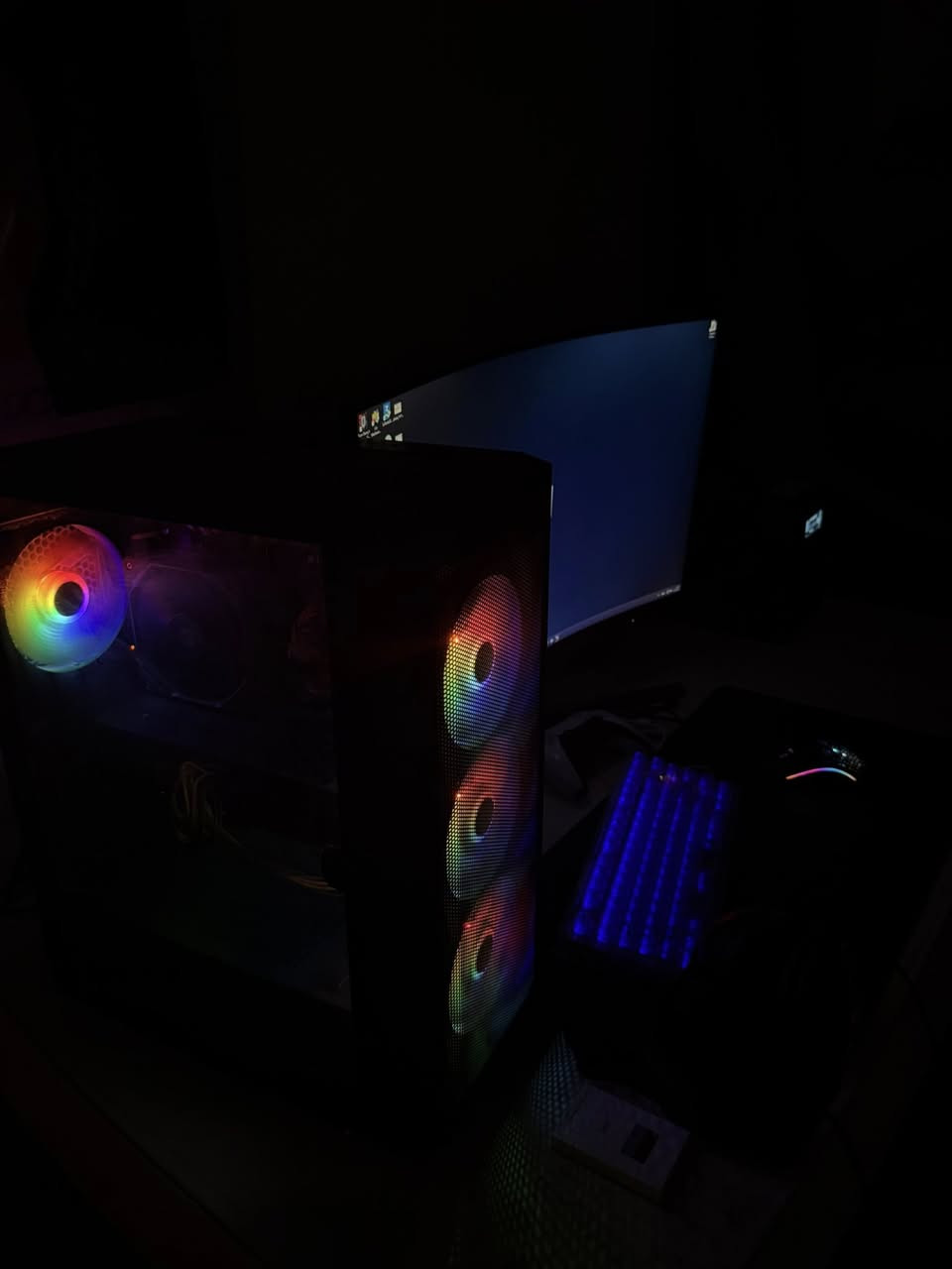 السلام عليكم
تجميعه كامله للبيع ابيعها كامله ماابيع قطع

مواصفات الكيس

Intel core i5-12400f 

Rtx 3070 8gb

Ram lexar 16 gb 8x2 3600mhz

M.b asus h610m

Ssd lexar 1tb sata

P.s 650w 

Case galax 4 فانات

وياها شاشه aoc 27 2k 165hz ips

وياها يو بي اس فاربر 1kv

وياها كيبورد وايرليش ريدراكون كرستال

وياها ماوس كلوريوس مودل o2 واير

وياها ماوس باد ريدراكون

التجميعه ابيعها كامله توصيل متوفر الحاسبه نظيفه واستعمالها قليل مكاني بابل الحله

السعر مليون و٣٠٠ وبيها مجال 

***********
