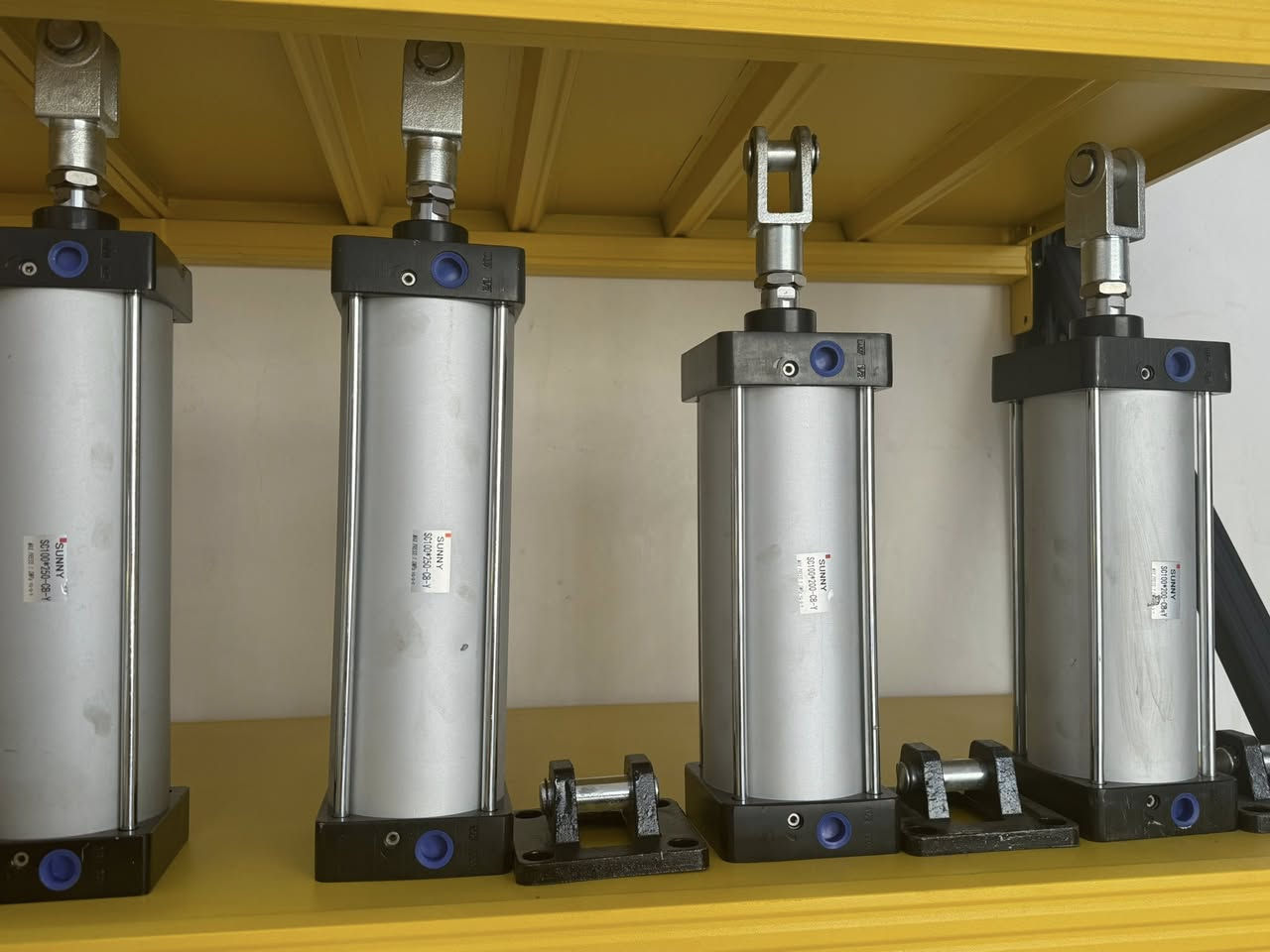 � شركة أبو غازي للتجارة العامة 🔹
للـاستيراد والتجهيز المباشر لجميع الأدوات الاحتياطية لمعامل:
🏗️ الكونكريت (الجاف والرطب)
🛣️ الأسفلت
🧱 البلوك
⚙️ الكسارات

📦 المتوفر لدينا:
1️⃣ قوايش ناقل المواد
2️⃣ كيربوكسات براين
3️⃣ كيربوكس قوايش
4️⃣ بوايات سمنت بجميع القياسات
5️⃣ هزازات مواد بجميع الموديلات
6️⃣ براينات الإسمنت كافة الأنواع
7️⃣ جكات الهواء ومستلزماتها
8️⃣ رولات القياس بجميع الأحجام
9️⃣ فلاتر سايلو الإسمنت
🔟 خلايا الوزن الكورية الأصلية
1️⃣1️⃣ شاشات المواد
1️⃣2️⃣ عدادات الماء (ميكانيكي وإلكتروني)

🛡️ جميع الأدوات بضمان حقيقي لمدة 3 سنوات
🚚 خدمة توصيل إلى جميع محافظات العراق

📍 موقعنا: بغداد – باب الشيخ
📞 *********** – ***********
