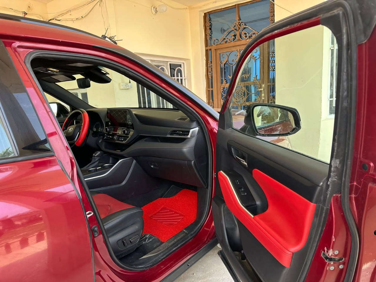 السلام عليكم للبيع هايلندر 2023 فول موصفات VIP بيها قطعتين صبغ وقطعه بارد فقط السعر 295 للاستفسار اكثر ***********
