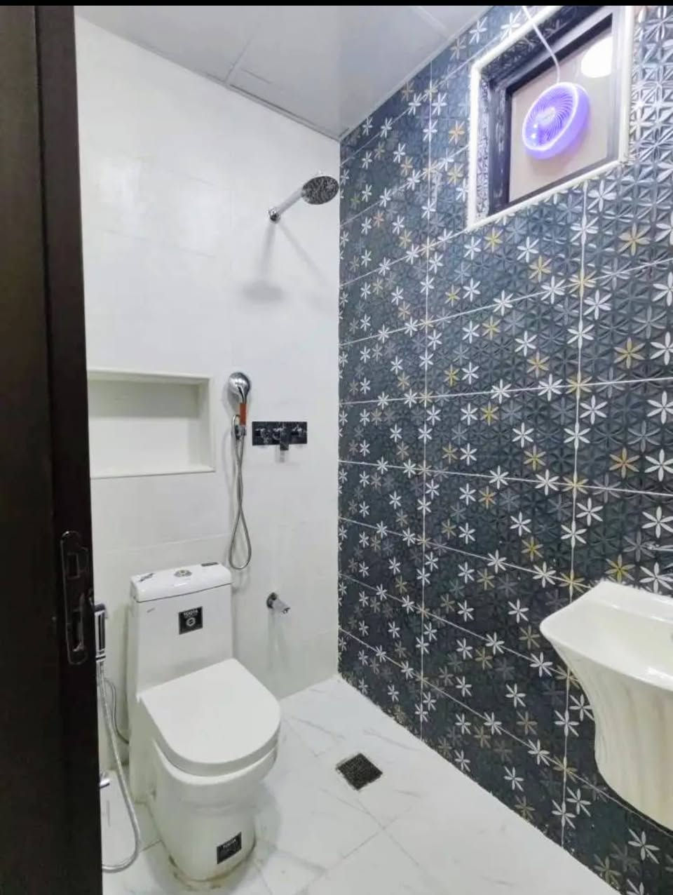 شقة للايجار طابق  في الاعظميه سبع ابكار محله ٣٤٠موقع مميز وقريب على جميع الخدمات تحتوي على غرفتين نوم استقبال مع مطبخ مع منور مع بالكون سعر الإيجار ٥٠٠الف للاستفسار مكتب الشمم الهندسي للمقاولات والاستثمار العقاري *********** ***********
