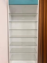 غراض حلاقه للبيع ماعدا الكراسي  مرايات ٢ وفاترينا سعرهم ٣٠٠  عارضه رفو...