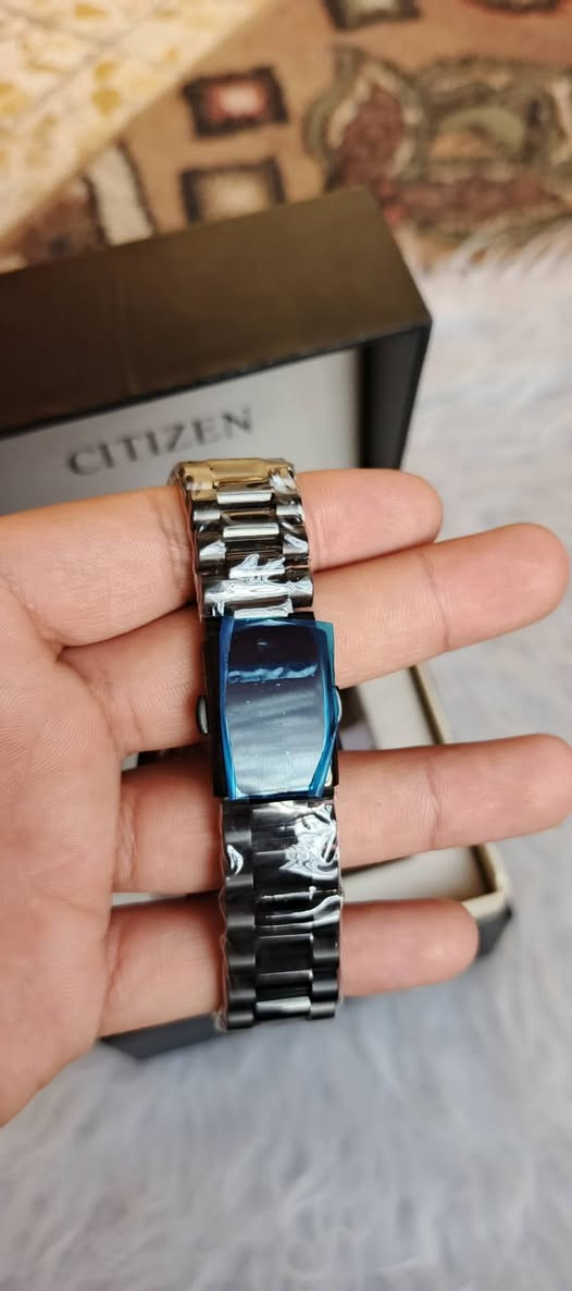 ساعة سيتيزن تسويوسا أوتوماتيكية رجالية - NJ0151-88X

حركة أوتوماتيكية: تعمل بالطاقة الحركية بدون الحاجة إلى بطارية.
ميناء أزرق متدرج بتأثير شمسي: يضفي عمقًا بصريًا ولمسة راقية.
نافذة عرض التاريخ عند الساعة 3 مع عدسة تكبير: لسهولة القراءة.
هيكل من الستانلس ستيل المصقول: متين وأنيق.
قطر الهيكل 40 ملم – سُمك 11.7 ملم: حجم مثالي لمعظم المعاصم.
زجاج كريستالي مقاوم للخدوش: يحافظ على وضوح الميناء ولمعانه.
سوار مدمج من الستانلس ستيل بعرض 20 ملم: تصميم مريح وانسيابي.
مقاومة للماء حتى عمق 50 متر: مثالية للاستخدام اليومي.

تأتي مع كامل الملحقات 

السعر 145 الف ✅


**إذا كنت صاحب هذا الإعلان وتريد حذفه لأي سبب، رجاءا أرسل رسالة إلى الدعم الفني**