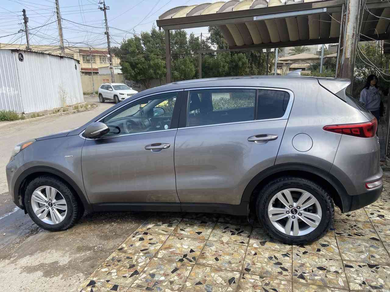 السلام عليكم كيا سبورتج للبيع موديل 2018 امريكي السياره مواصفات نص فول السياره مكفوله من كير ومكينه وحادثه مثل ما موضح بالصوره ماشيه 75ميل مكاني بغداد/البنوك/شارع النداوي/*********** صورالحادث مال امريكه مرفقه مع المنشور/السعر165$وبيه مجال
