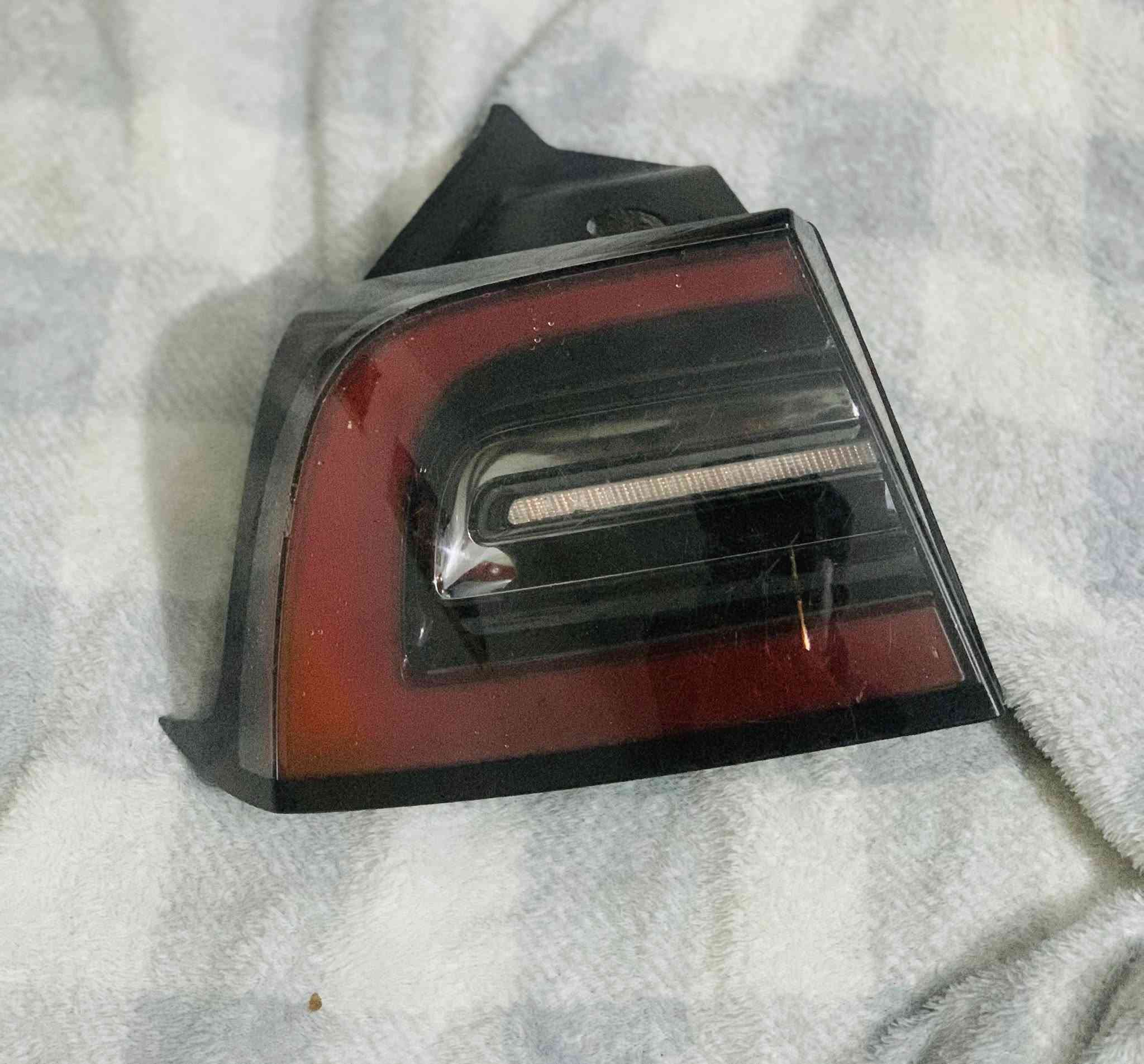 لايت تيسلا +بك لايت
سعر 300 دولار وبيهن مجال


**إذا كنت صاحب هذا الإعلان وتريد حذفه لأي سبب، رجاءا أرسل رسالة إلى الدعم الفني**