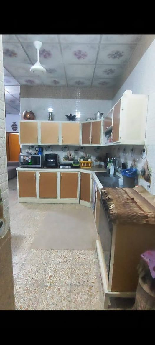 بيت في شارع المطار القديم مقابيل جامع ام البنين مساحه البيت ١٠٠ متر طابق ونص بناء مرتب كاشي وسيراميك لسقف سعر المطلوب ٣١ وبي مجال لطيبين (البيت التصوير ضالمه كلش حلو )..
*********** للأستفسار واتساب .
