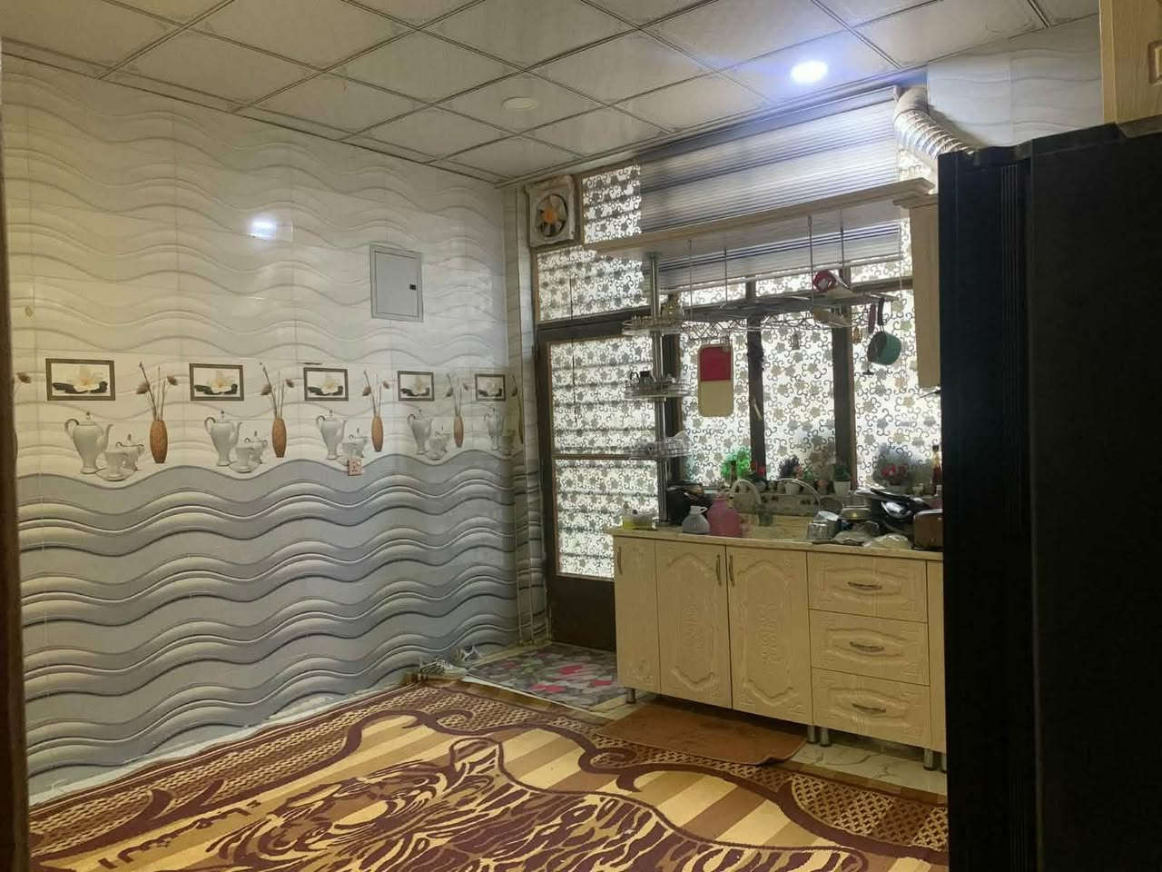 السلم عليكم بيت للبيع
كربلاء القدس مقابل محطة السلطاني داخل الفرع  واكو طريق دخول ثاني من الحزام 
البيت 200 متر 
الطابق الارضي غرفتين اله استقبال مطبخ صحيات داخلية وخارجية 
الطابق الثاني شقة معزولة بدرج خارجي وداخلي غرفتين صالة حمامات ومطبخ مشاحته 100 متر 
السعر 240
مطلوب للبلدية 28 مليون ينفك وينباع حر من قبل صاحب البيت 
***********
