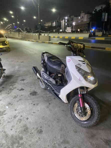 سلام عليكم🤍.
للبيع سكنس فحل ياباني ستاند حساس قبق نفخ 
الدراجة بوشة 59 وبيها كور رياضي وصدر GGMS كرزي وبيها صالنصة بوري عدل ويدات سمائي وكشن رياضي وكلجات رياضي الخلفي WF والأمامي هم رياضي كرزي ودبلات خلفية وجويتر 32 كفرات كاملة نقصها بس ترايش الدراجة شلعة ومعدل  مكاني حي الجامعة 
رقمي ***********♥️.
