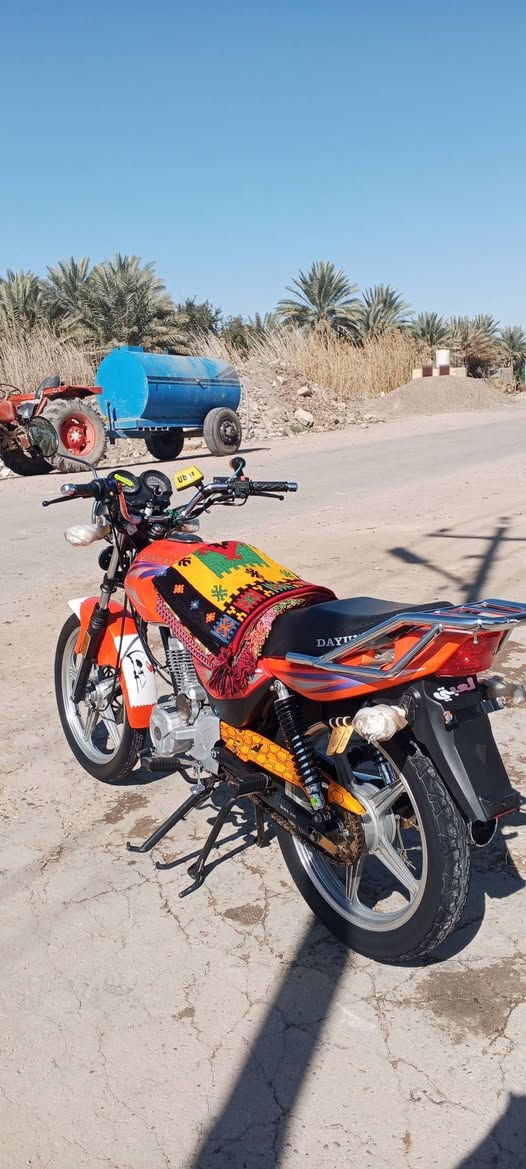 سلام عليكم دراجه للبيع ديون عضيم الون مالته لاصلي برتقالي اللبيع وراق سكنر موديل 23 دراجه نضيف شراي تصل ولا ما شراي عليك العبسا طلع من المنشر ***********☝🏼🫰🏻
