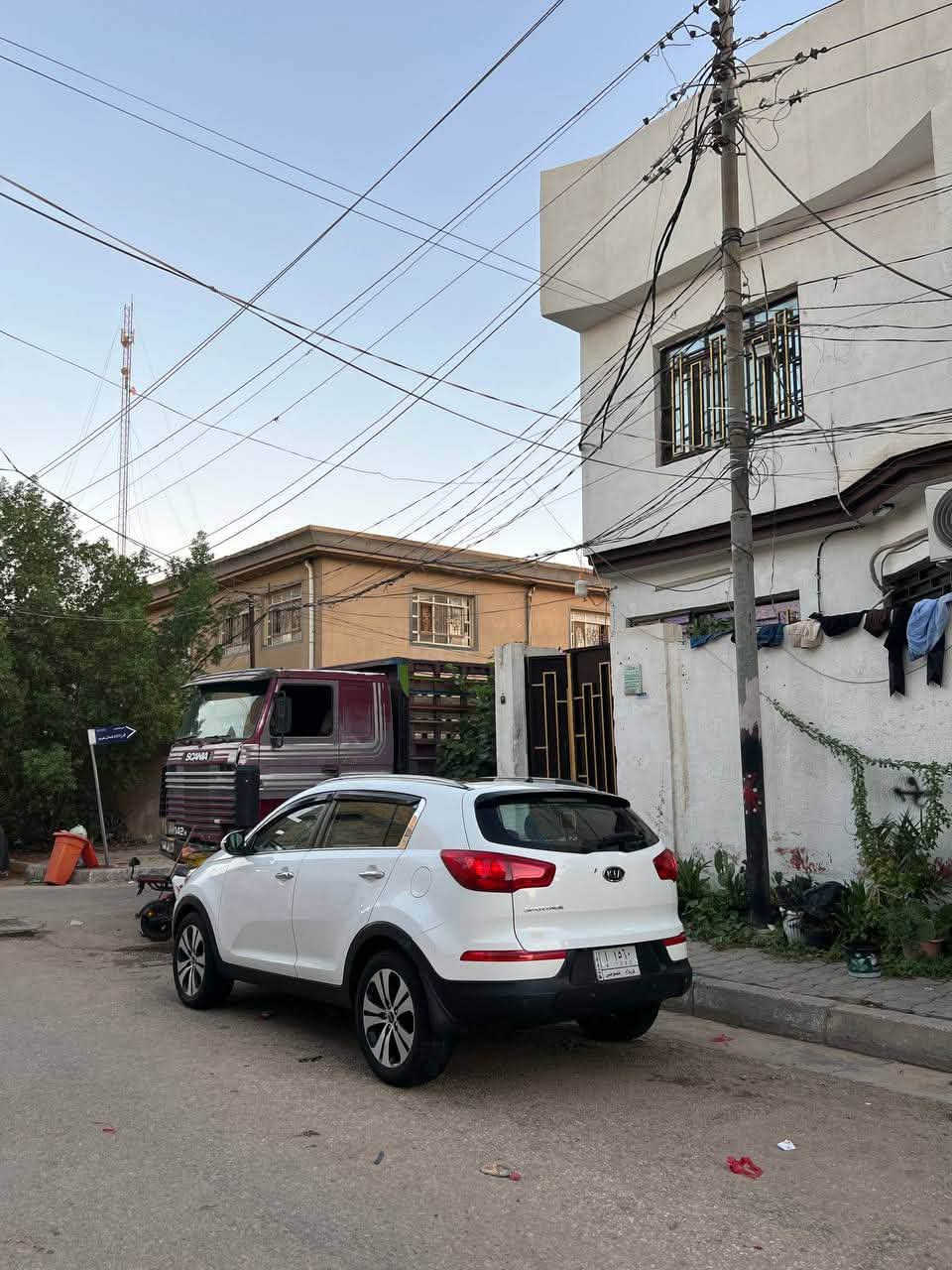 كيه سبورتج خليجي
موديل ٢٠١١
فول موصفات 
بانورما 
داخل جلد 
مكينه دوش 
بصمه 
كير مكينه خير من الله 
تبريد ثلج 
السياره خير من الله 
رقم كربلاء حلو ومميز  1560
بيه صبغ شبر بجاملغ لأمامي 
مكاني كربلاء 
سعر ١٢٧وبيه مجال 
***********
