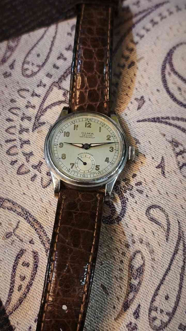 من شركة OLMA العَتيقة..
نضع بين أيديكم هذه التحفة الفنّية الVintage..

– من الزمن الجميل، ربّما ستّينات أو خمسينات القرن الماضي

– حركة ميكانيكية يدويّة (نصب، تكويك)
–مينا مميّزة، waterproof, shockproof
–سير جلد ممتاز (قد يكون مستبدل)

اختيارُ هذه الساعة ليسَ لمتابعةِ الوقت،
بل لتقديرِ ما يمثّله.

يمكنكم طلبها الآن، 
تواصلوا معنا على الخاص
أو على الرقم: ***********
(الواتساب مثبّت في الصفحة)
أو على التليجرام:  @drwatchee
