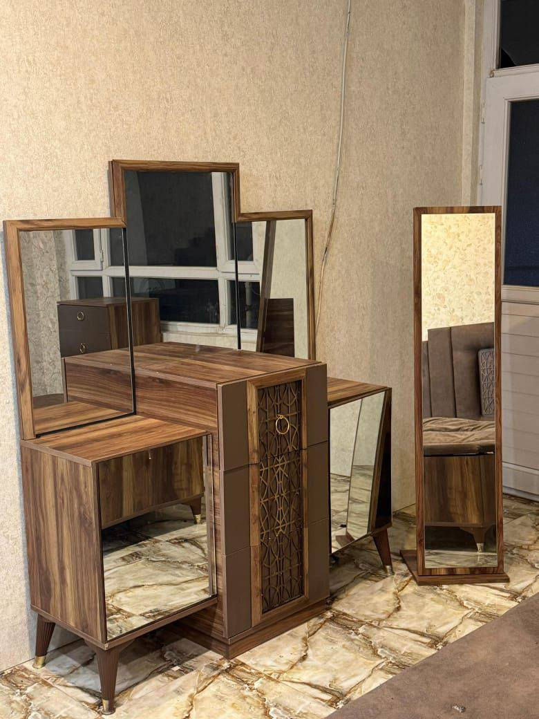 غرفه نوم كامله
سرير نفرين 

كنتور 6  ابواب 

ميز تواليت + مرايه زاويه 

كلشي موظح بالصوره 

سعرها 500 الف جديده و نضيفه كلش 

العنوان اربيل 

التواصل ***********
