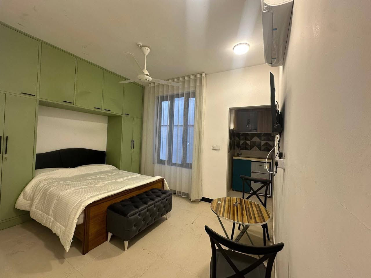 🏠 شقة ستوديو مؤثثة ديلوكس للإيجار
📍 حي العربي - المنصور
🏢 الطابق الأول
💰 الإيجار: 700 ألف دينار شهرياً
قابل للتفاوض 
✨ مؤثثة بالكامل بتشطيب ديلوكس، مناسبة للعوائل والموظفين.

📞 للتواصل: ***********
