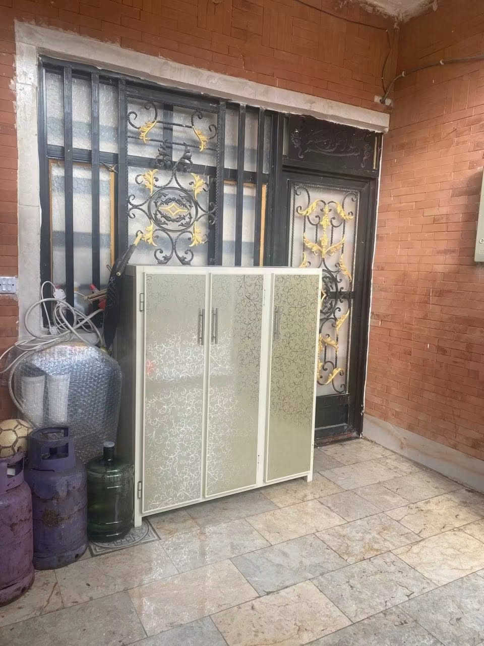 بيت للبيع سند زراعي ٢٥  تسجيل طابو محكمة
كربلاء المقدسة طريق بغداد عمود ٥٤ قرب مطبخ العتبه 
تتوفر كافة الخدمات 
مساحة ١٠٠ الواجهة ٧ونص طابقين 
الارضي يتوفر مطبخ مفتوح ومطبخ حار و استقبال و صالة مفتوحه وغرفة نوم و حمام تواليت غربي و يتوفر ايضا ساحة خارجية و تواليت شرقي 
الطابق الثاني 👈
يتوفر صالة ع درج ويتوفر غرفتين كبار الغرفة الاولى ٧ ونص طول وعرض اربعه والغرفة الثانية ٦ونص طول مع تواليت والعرض ٤ ونص مع بلكونه مفتوحه طول ٦ ونص وعرض ٣ 
🤚
مقابل البيت حديقة خاصة وبصف البيت قطعة متروكه لئن بيها ٣ متر محرم تخص ابو المنطقة 
هاتف ***********
