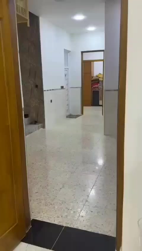 دار للبيع مساحته ٢٠٠ متر قاط واحد بناء حديث غرفتين نوم وصاله واستقبال مطبخ حار وبارد ومجمع صحيات البلديات خلف الصحفين ثالث فرع عن مضيف السواعد منطقه كاملة الخدمات تبليط مجاري مشمولة بالتطويب السعر ١٧٠ وبي مجال ***********
