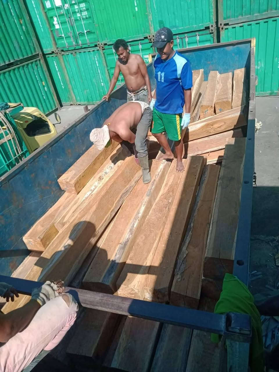 Loading process of teak raw materials into the container; the quality and appearance are very beautiful and excellent.
#Teak #Teakwood


**إذا كنت صاحب هذا الإعلان وتريد حذفه لأي سبب، رجاءا أرسل رسالة إلى الدعم الفني**