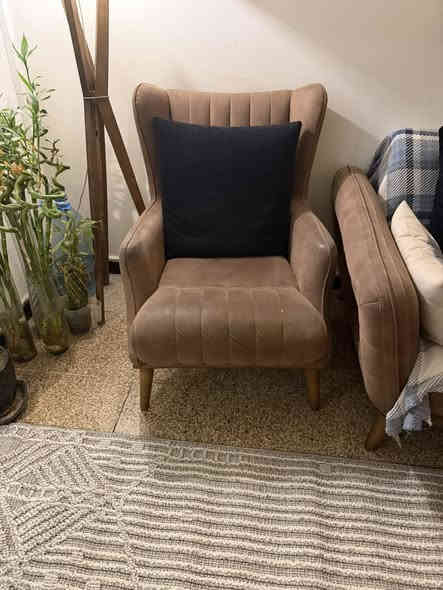 تخم قنفات تركي 7مقاعد مستخدم نظيف خالي من الضرر مع طبلة مستطيلة
السعر 500ألف دينار 
المنصور ***********
