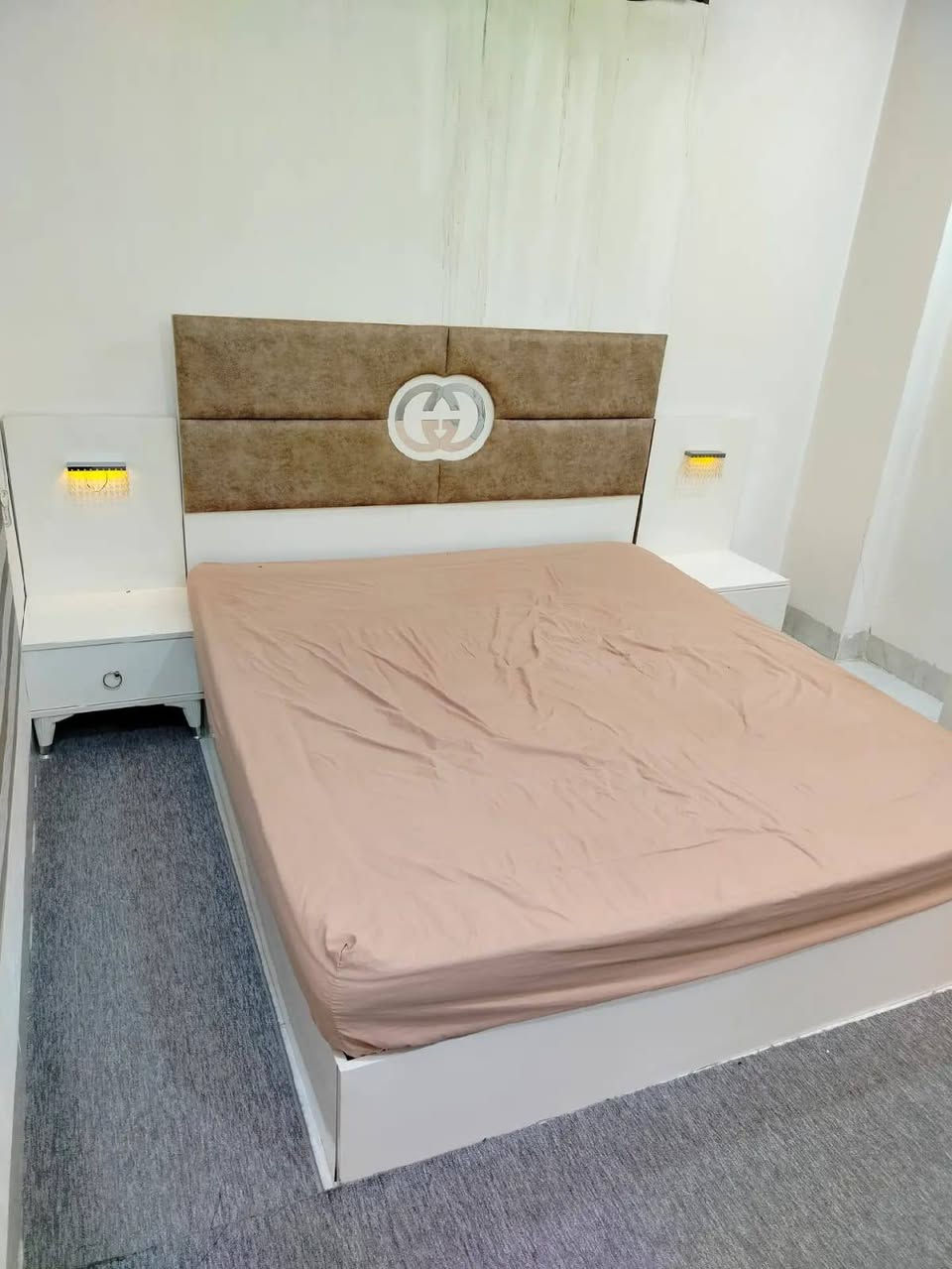 غرفه نوم مكونه من 5 قطع بدون دوشك ستخدام شهر ونص كلش نظيفه وبدون عيب  السعر  575  الف  
للعلم مشتريها ب 600 $ دولار  
العنوان  حي القدس قرب سايدين اربيل 
للاستفسار / ***********  واتساب
