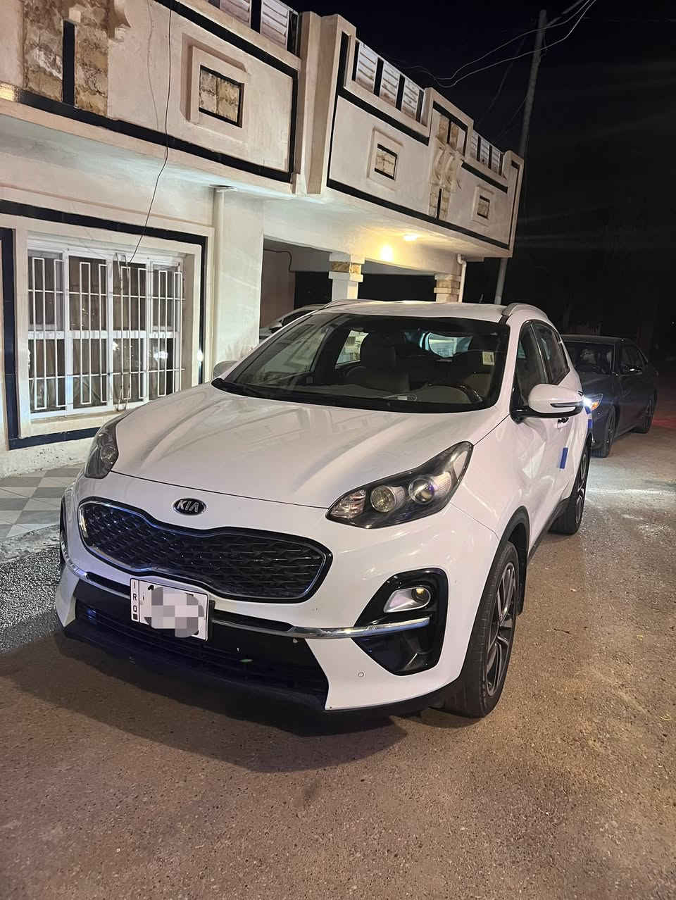 🚗 كيا سبورتج 2019 (شكل 2020) - مواصفات خليجي (نص فول) 🚗
• الرقم: بغداد (الجديد)
• المحرك: 2000 دوش (DOHC)
• المسافة المقطوعة: 88 ألف كم (حقيقي بشرط الفحص)
• الوضعية العامة: سيارة حلوة ومرتبة مال جناي، وجاهزة من كل شيء.
✨ أبرز المواصفات:
• تبريد قطعتين (مركزي).
• 3 أنظمة قيادة (Eco / Sport / Normal).
• تحكمات ستيرن كاملة + بلوتوث.
• داخل بلون مميز (حمصي).
• مرايا شفط (كهربائية) + إشارات بالمرايا.
• إضاءة LED نهارية.
• حساسات أمامية وخلفية.
• بردة خلفية بلادية.
• ومواصفات أخرى عديدة...
🛡️ حالة النظافة (الكفالة):
• السيارة مكفولة كفالة عامة (من الصبغ والبارد).
• تحتوي على "تكحيلات" بسيطة جداً (تقريباً شبر فوق البكلايت الخلفي الأيسر، وشبر ثاني فوق البكلايت الخلفي الأيمن).
• السيارة على الواقع أحلى بهواية من الصور.

مكان السيارة الفلوجة  

للاستفسار *********** و ‭0790 113 5863‬
