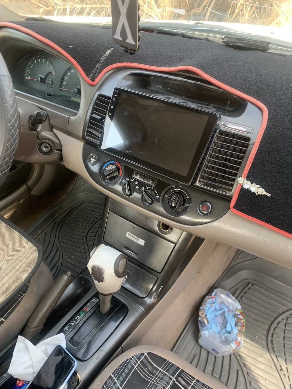 السلام عليكم
كامري موديل ٢٠٠٦ تجي تشوف بعينك
رقم مميز ٣ ارقام واسط تحويل 
كير محرك صدر داخل نضيف 
اتصل وحياكم الله ***********
