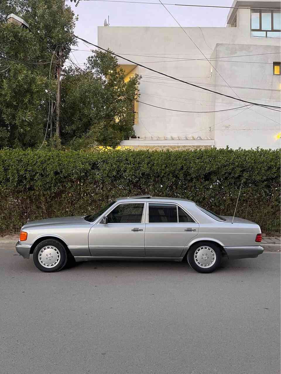 للبيع مرسيدس 300 se موديل 1990
كير ومحرك بلاد المحرك قبغ اسود 
منظومه تبريد جديد 
برده خلفيه كهرباء بلاديه وبردات مسرح
صبغ عام درجه اولى 
سنويه بأسمي هزه ورقم جديد 
مكان سياره بغداد السيديه 
السعر 143 مجال بسيط 
*********** بغداد, العراق
