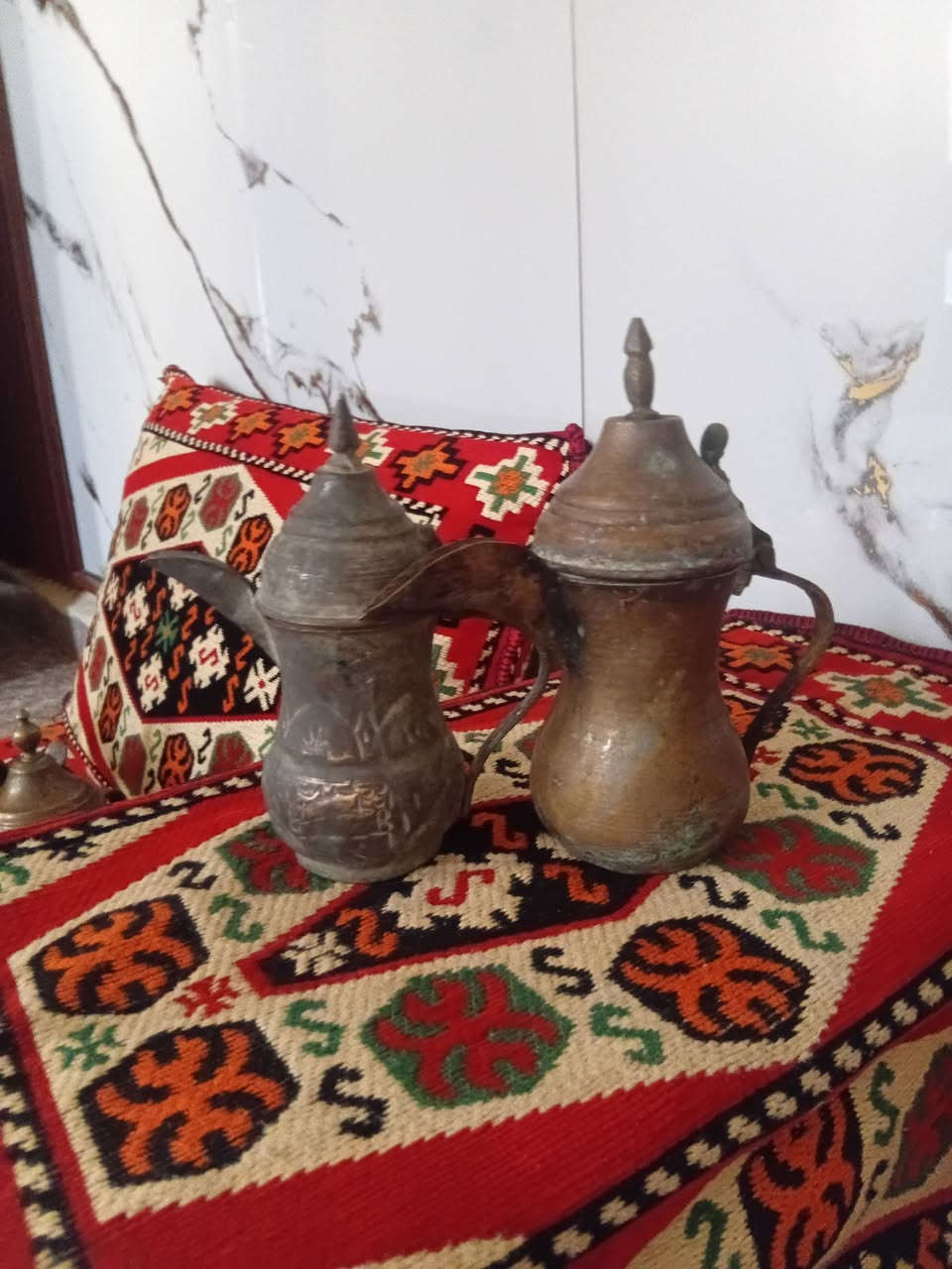 السلام عليكم دلات بغدادي قديمات قياس ٢٠ و ١٧ العنوان بغداد الدوره رقم *********** توصيل موجود
