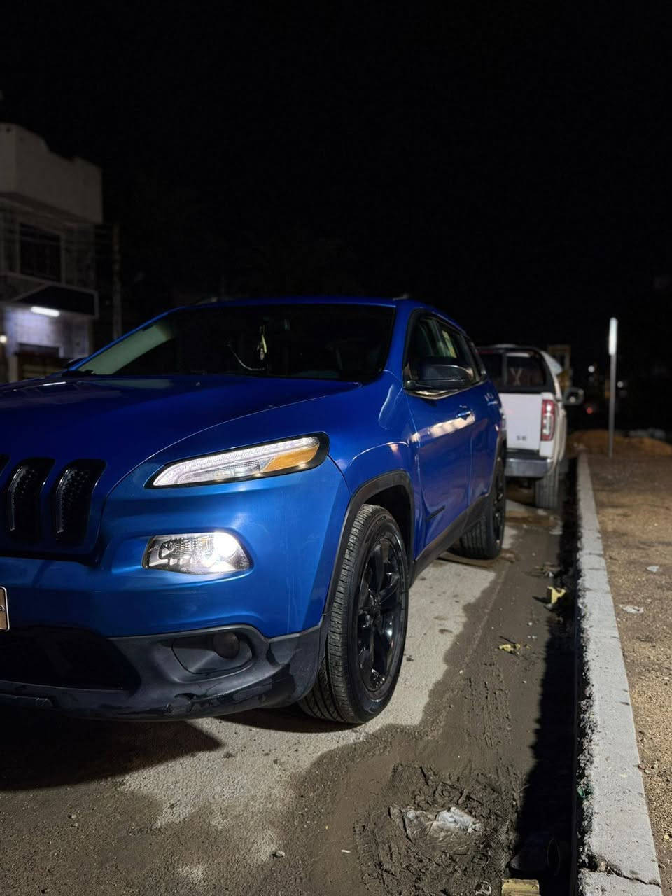 السَلامُ عليكم
جيب شيروكي (بزون) لون مميز 

موديل: 2018

محرك: 2400

ممشى السيارة: 94 الف 

السعر: 130 بيها مجال 

الموقع: حي الاعلام 

تحويل سنوية ب اسمي  رقم السيارة بغداد 

حادث السيارة صفحة السايق 

السيارة كير + محرك + تبريد = مكفول 

صدر السيارة 100٪ 

قبل فترة سويته كله صدرها 

السيارة وين متريد تفحصها افحصها  اي نقص ما بيها تاخذ بيها تراي للبصرة.

للتوصل ***********
***********
