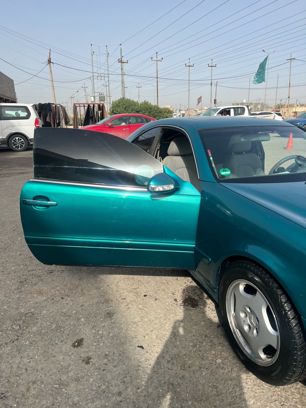 السلام عليكم مرسيدس 2001جاهزه من كلشي مكينة بلاد 4سلندر تبريد تدفئة تحكم كشنات كهربائي ترايك وين ما يعجبك رقم بصرة وراعيها يمي تريد وكاله تريد تحويل بالعجبك مكان السايره بصرة السعر 110وبيها مجال قليل حك الجيه ر