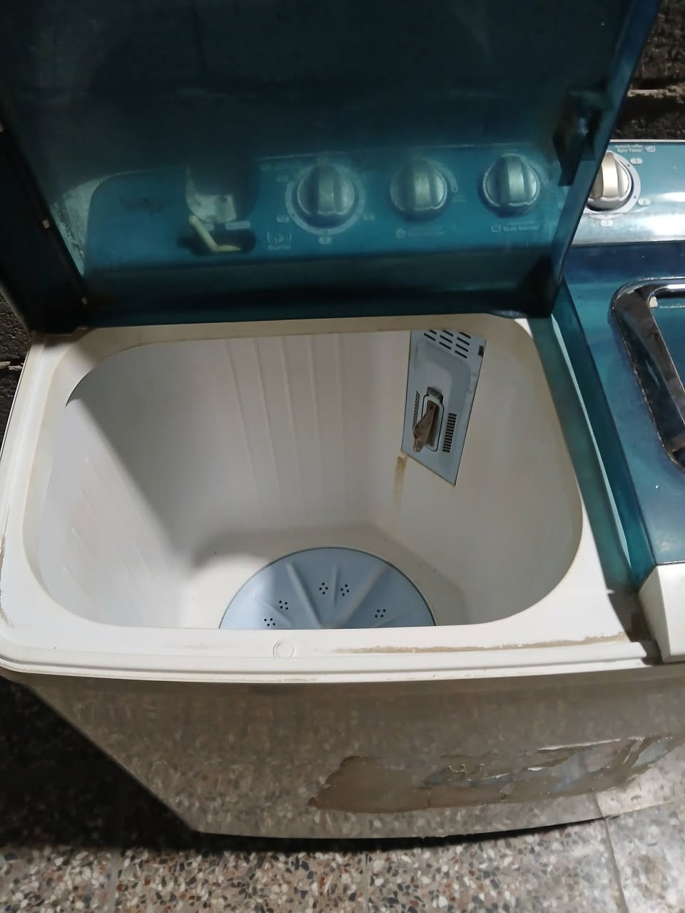 عندي غسالة وبلازمة شغالات واسعارهن مناسبة عنواني بغداد موبايل ***********
