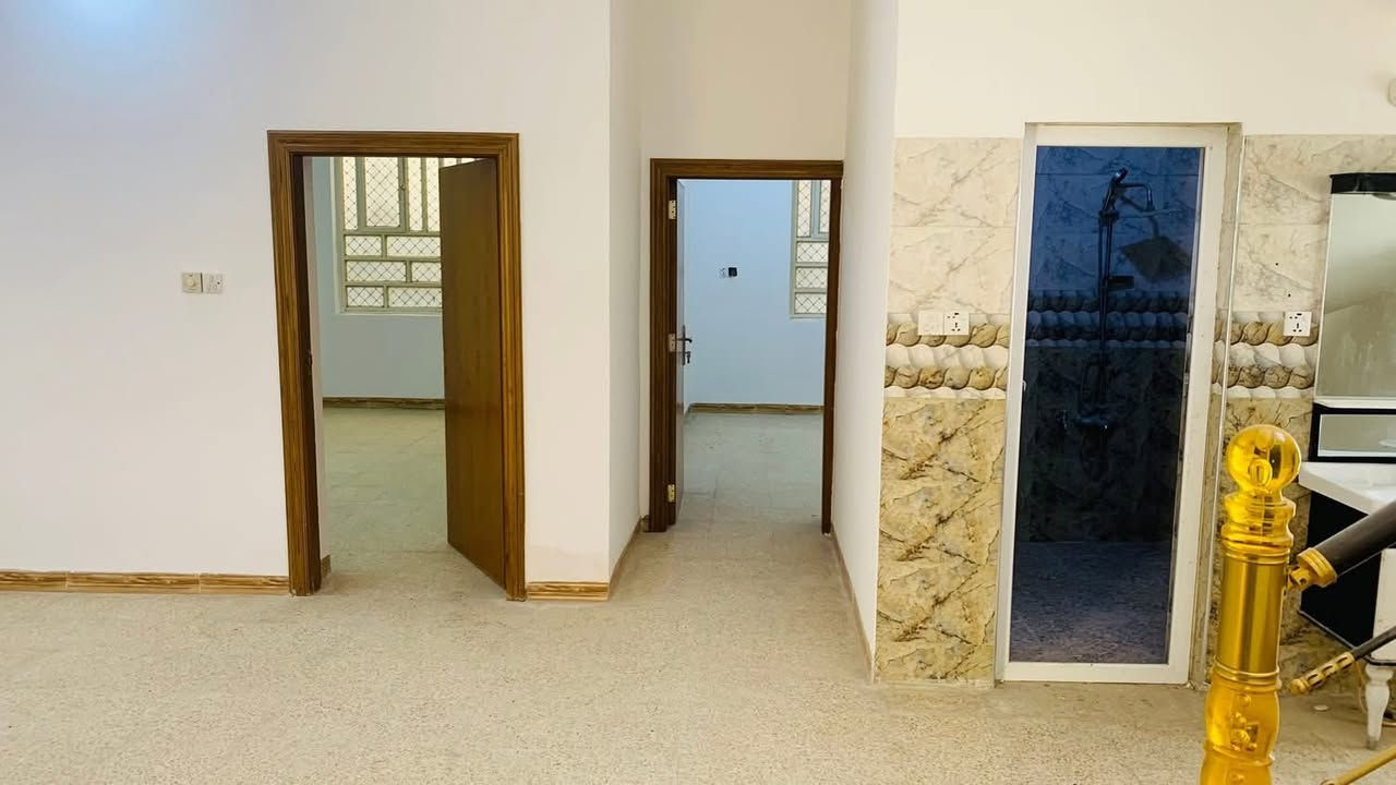 🏠 بيت للإيجار – 200 متر مربع

الموقع: حلّة، شارع 80، قرب لحوم الحرمين
نوع العقار: يصلح تجاري أو سكني

المساحة: 200 م²

مواصفات البيت:
 • صالة واسعة
 • مطبخ
 • 3 غرف نوم

 • موقع مميز على شارع رئيسي
 • مناسب للسكن أو النشاط التجاري

📞 للاستفسار: ***********
🏢 مكتب الرمال للعقار
