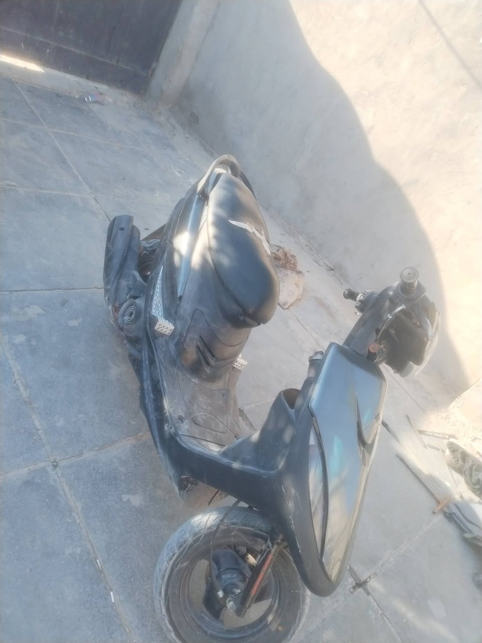 سلام عليكم شباب مرخصت لادمن ماكس عدله كارتون دراجه جديده وكلها بلاديه وكهرباءياتها شغاله اشاير عالي ناصي تايرات جدد بل كارتون وختم واحد رايدها450وبيها مجال شي قليل سلف وهندر تشتغل مكاني بغداد متواجد بلفيس وهاذ رقمي وبي واتساب ***********
