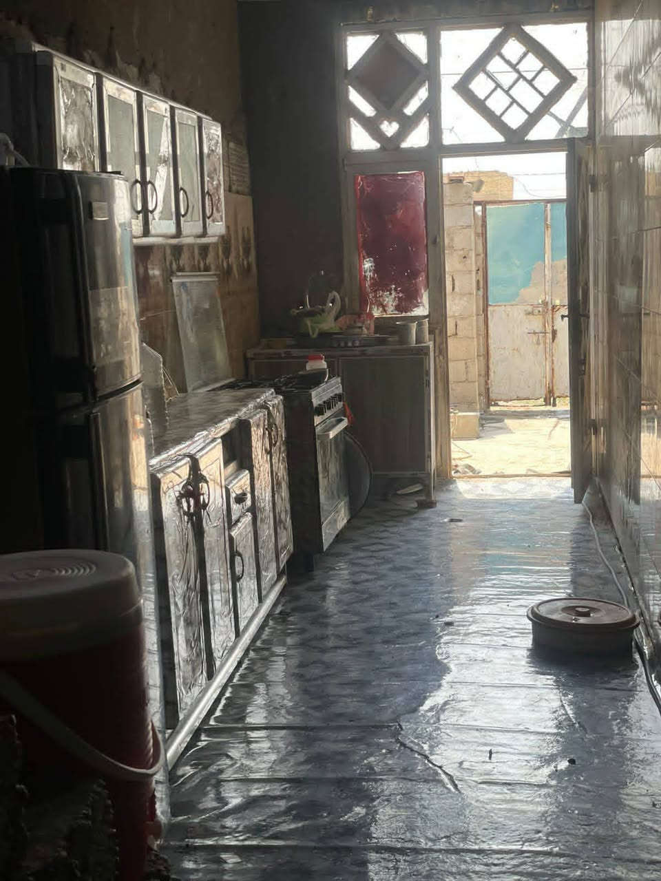 بيت البيع المساحه 100متر على طريق ابو جاسم حي المنتظر يبعد عن شارع العام ٣٠٠متر  غرفه نوم ١ ستقبال وصاله ومطبخ وصحيات السعر 16 مليون عنوان  مكتب  السعدي للعقار بابل المسيب على طريق ابو جاسم قرب حي النوار مقابل فرن صمون *********** واتساب
