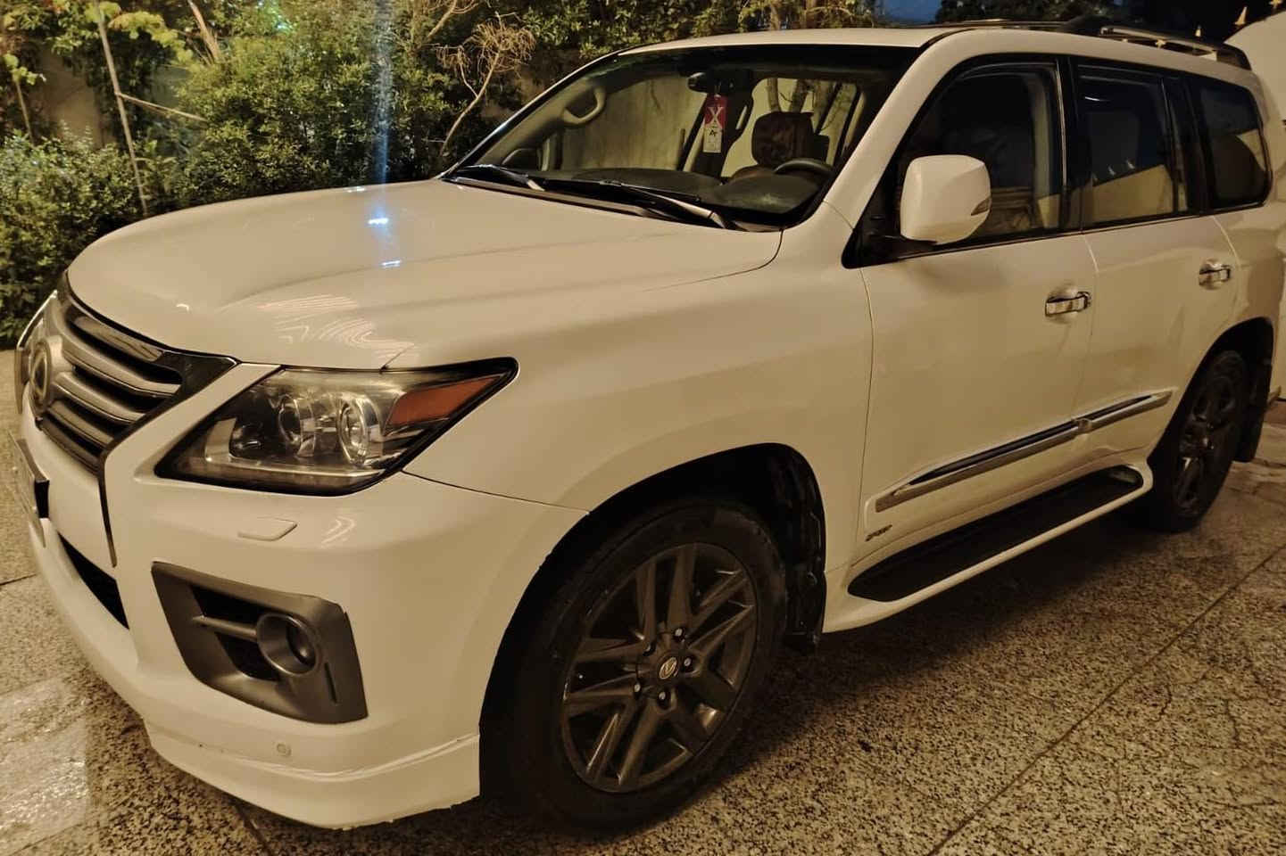 لكزز Lx570 2013 خليجي
لون ابيض سبورت داخل بيجي 
كامل مواصفات
مع رادار امامي للتوقف الذاتي
اي نقص مابيها نهائياً 
جكات تصعد وتنزل 
الكير والمكينه والتبريد والحدادية كلها مكفوله ومابيها اي مشكلة
 مابيها صبغ
فقط الدعاميه الاماميه لان صار بيها شخوط وصبغناها،
وبارد بسيط ومصلح تصليح درجه اولى بحيث ممبين اصلا
مكان السيارة بابل 
الأستفسار الاتصال برقم ***********
